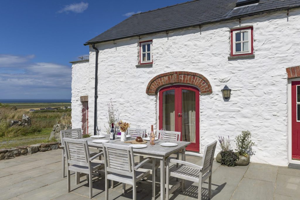 Fynnon Wdig Abereiddy Patio 6