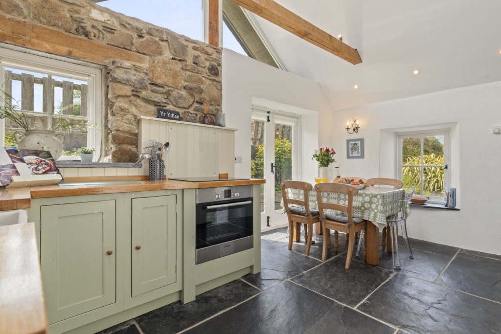 Yr Ydlan Abereiddy Kitchen 4