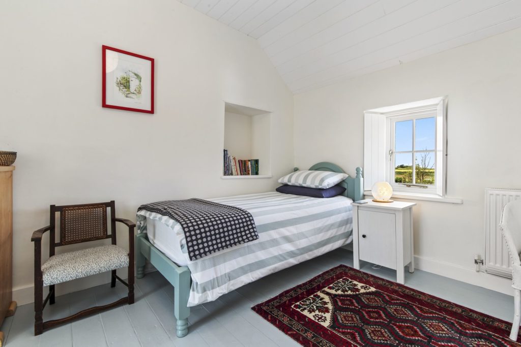  Summer Cottage Twin Bedroom